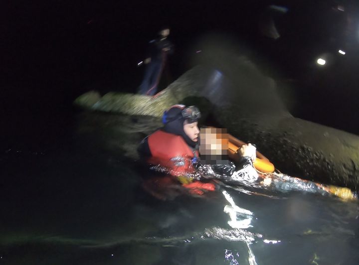 [통영=뉴시스] 신정철 기자= 통영해양경찰서는 27일 오전 1시 42분께 통영시 욕지도 유동방파제 인근 해상에서 통발을 찾으러 갔다가 바닷물에 빠진 A씨(42·남)를 신고를 받고 구조세력을 급파해 신속하게 구조했다. 사진은 통영해경 구조대원이 구명환 줄을 붙잡고 있는 A씨를 신속하게 구조하는 모습.(사진=통영해경 제공).2026.04.27. photo@newsis.com&nbsp; *재판매 및 DB 금지