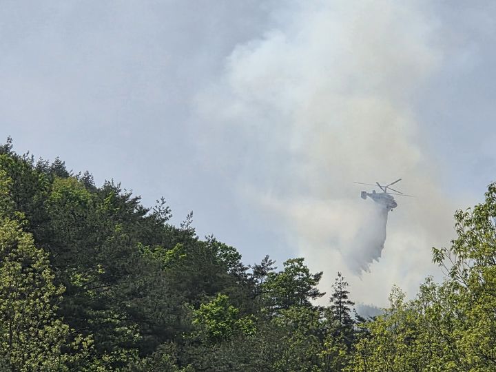 [영동=뉴시스] 27일 낮 12시1분께 충북 영동군 상촌면 하도대리 한 야산에서 발생한 산불을 진화하기 위해 헬기가 산불진압작업을 벌이고 있다. 소방당국은 진압인력 62명과 차량 6대, 산불진화헬기 6대를 동원해 진압작전을 펴고 있다. (사진=영동소방서 제공) 2026.04.27. photo@newsis.com *재판매 및 DB 금지