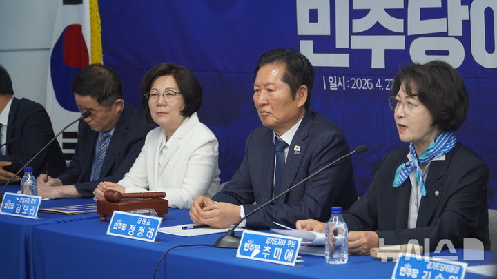 [안성=뉴시스] 정청래(사진 중앙)·추미애(사진 오른쪽)·김보라 후보가 더불어민주당 안성 현장 최고위원회의에 참석한 모습 (사진=더불어민주당 안성시장 후보 김보라 선거사무실 제공) 2026.04.27.photo@newsis.com 