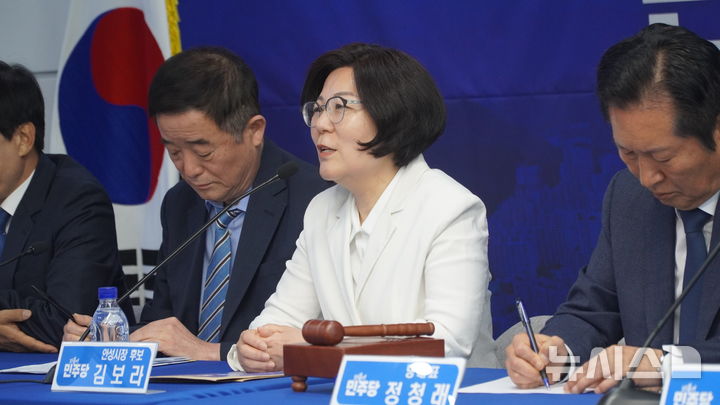 [안성=뉴시스] 김보라 후보가 더불어민주당 안성 현장 최고위원회의에서 발언하고 있는 모습 (사진=더불어민주당 안성시장 후보 김보라 선거사무실 제공) 2026.04.27.photo@newsis.com 