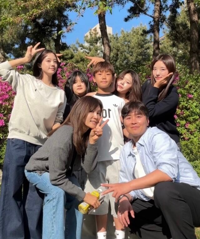 [서울=뉴시스] 이동국 가족의 모습. (사진=인스타그램 캡처) 2026.04.27. photo@newsis.com *재판매 및 DB 금지