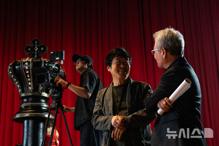  [서울=뉴시스]27일 서울 종로구 세종문화회관에서 열린 컨템퍼러리 시즌 '싱크 넥스트 26' 기자간담회를 앞두고 가수 김창완과 안호상 세종문화회관 사장이 대화를 나누고 있다. (사진=세종문화회관 제공)