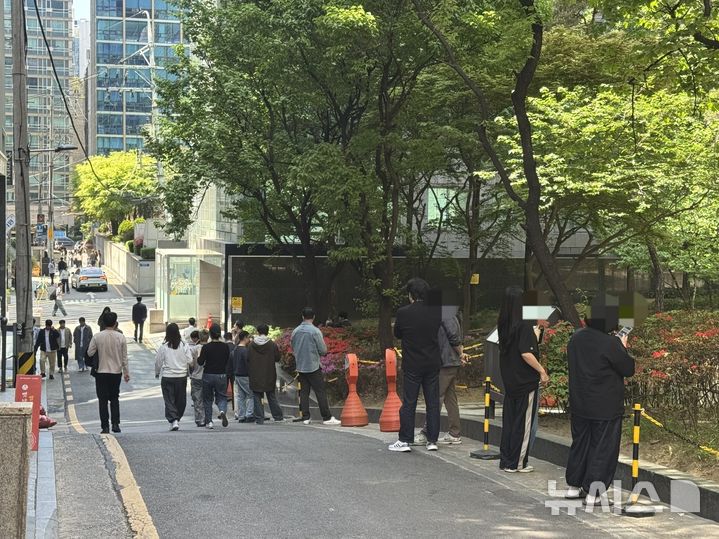 [서울=뉴시스] 김세은 인턴기자 =서울 강남구 테헤란로가 금연거리로 지정된 이후인 지난 24일 테헤란로 대로변을 피해 인근 골목에서 흡연하는 직장인들의 모습. 2026.04.24.