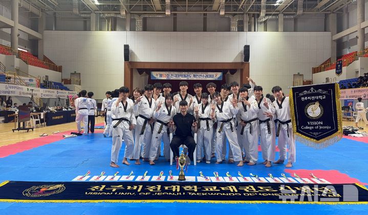 [전주=뉴시스]윤난슬 기자 = 전북 전주비전대 태권도체육학과 시범단은 최근 열린 '제53회 전국대학태권도 개인선수권대회'에 출전해 단체전과 개인전에서 모두 입상했다고 27일 밝혔다. (사진=전주비전대 제공) photo@newsis.com 