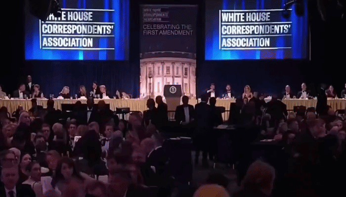 [서울=뉴시스] 도널드 트럼프 미국 대통령이 참석한 백악관 출입기자단 만찬 행사장에서 총성으로 추정되는 소동이 벌어진 가운데, 트럼프 대통령을 보호하기 위해 나선 경호원의 모습이 SNS에서 이목을 끌고 있다. (사진=X 갈무리)