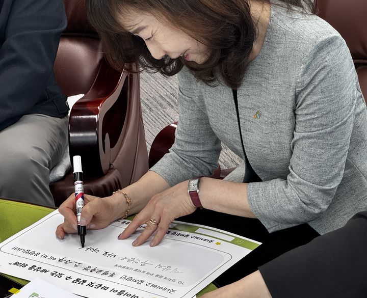 [통영=뉴시스] 신정철 기자= 경남 통영교육지원청은 27일, 아동권리전문NGO 굿네이버스 경남사업본부와 ㈜씨웰과 함께 "오늘은 우리가 주인공!"이란 제목으로 '2026년 어린이날 특별한 선물지원사업’ 전달식을 가졌다. 사진은 선물상자에 조은주 통영교육장이 아동에게 ‘꿈 응원 메시지’를 직접 작성하고 있다.(사진=통영교육지원청 제공).2026.04.27. photo@newsis.com *재판매 및 DB 금지