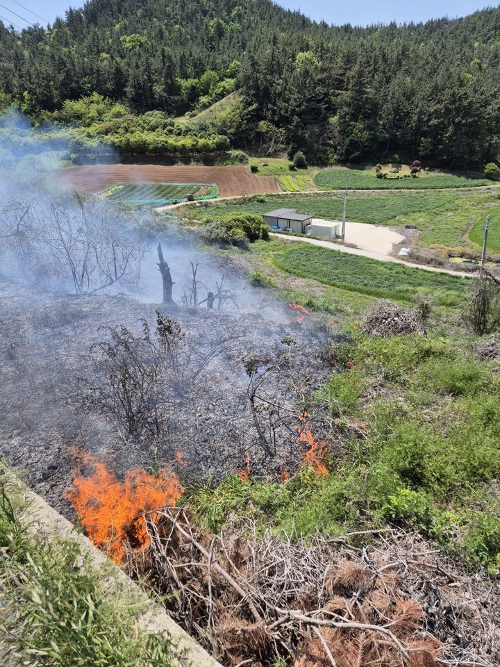 [완도=뉴시스] 27일 낮 12시11분께 전남 완도군 고금면 한 밭에서 불이 나 소방 당국에 의해 32분 만에 꺼졌다. (사진=전남소방본부 제공) 2026.04.27. photo@newsis.com *재판매 및 DB 금지