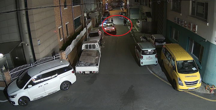 [울산=뉴시스] 27일 새벽 울산의 한 주택가 골목길에서 경찰이 차량털이를 시도한 40대 남성을 검거했다. (사진=울산 중구 제공) 2026.04.27. photo@newsis.com *재판매 및 DB 금지