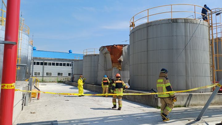 [군산=뉴시스] 27일 오전 9시57분께 전북 군산시 오식도동의 위험물 처리 시설 공장 내 저장 탱크에서 불이 나 탱크가 파괴돼 소방대원들이 현장을 정리하고 있다. (사진=전북도소방본부 제공) 2026.04.27. photo@newsis.com *재판매 및 DB 금지