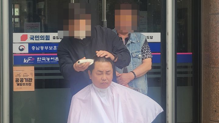 [천안=뉴시스] 최영민 기자=국민의힘 김철환 천안시의원 예비후보가 27일 천안시 원성동 국민의힘 충남도당 앞에서 공정한 공천을 촉구하며 삭발을 단행했다. 2026.04.27 ymchoi@newsis.com *재판매 및 DB 금지