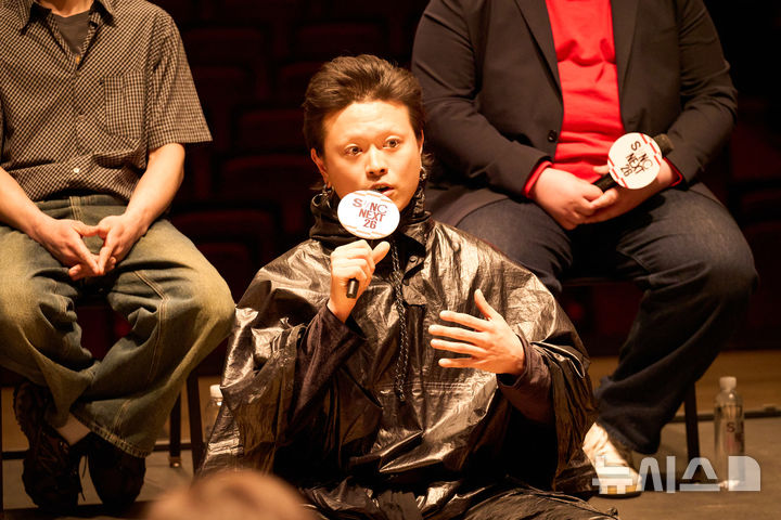 [서울=뉴시스]27일 서울 종로구 세종문화회관에서 열린 컨템퍼러리 시즌 '싱크 넥스트 26' 기자간담회에서 안무가 김관지가 작품을 설명하고 있다. (사진=세종문화회관 제공)