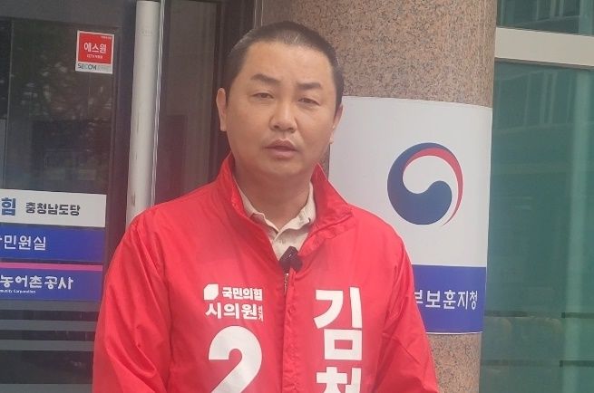 [천안=뉴시스] 최영민 기자=국민의힘 김철환 천안시의원 예비후보가 27일 국민의힘 충남도당 앞에서 삭발을 단행한 후 기자들의 질문에 답하고 있다. 2026.04.27 ymchoi@newsis.com *재판매 및 DB 금지