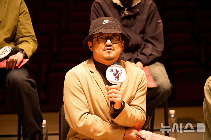 [서울=뉴시스]27일 서울 종로구 세종문화회관에서 열린 컨템퍼러리 시즌 '싱크 넥스트 26' 기자간담회에서 천하제일탈공작소의 전통 안무가 김지훈이 공연에 대해 설명하고 있다. (사진=세종문화회관 제공)