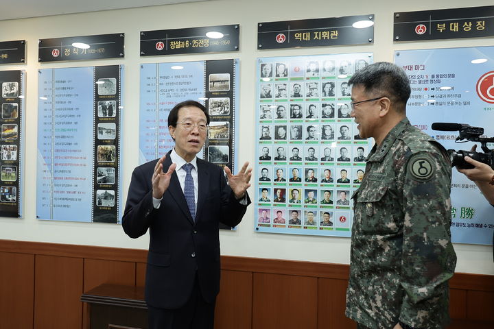[서울=뉴시스]이석연 국민통합위원장은 27일 과거 정훈장교로 복무했던 제5보병사단을 찾아 정훈교육과 전방 지역 시찰 일정을 진행했다. [사진 제공=국민통합위원회] *재판매 및 DB 금지
