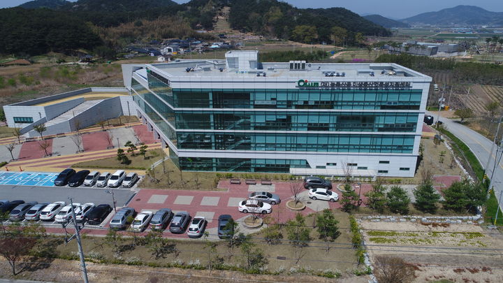 [정읍=뉴시스] 메탄 저감 천연물 복합제제 사료를 개발한 정읍 신정동 첨단과학산업단지 내 농축산용미생물산업육성지원센터. *재판매 및 DB 금지