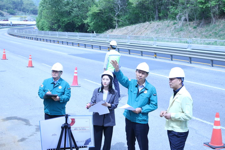 [홍성=뉴시스] 충남도가 호우 대비 도로시설물에 대한 점검을 벌이고 있다. (사진=충남도 제공) 2026.04.27. photo@newsis.com *재판매 및 DB 금지