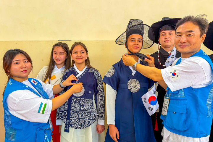 [서울=뉴시스] 이상용 인천공항공사 신사업본부장(맨 오른쪽)과 단원들이 지난 20일부터 26일까지 7일간 우즈베키스탄 우르겐치 지역에 28번 학교 학생들과 한복체험 교육 프로그램을 진행하고 있다. 2026.04.27. (사진=인천공항공사 제공) photo@newsis.com *재판매 및 DB 금지