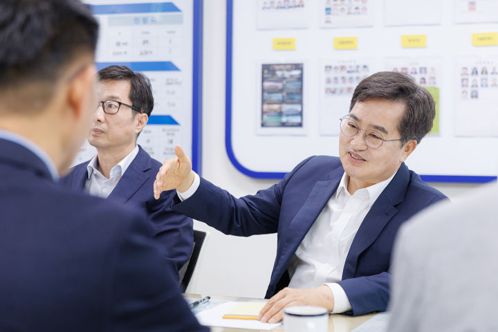 [수원=뉴시스] 27일 오전 경기 안양시 관양동 행정복지센터에서 김동연 경기도지사가 고유가 피해지원금 현장 의견 청취 및 격려를 하고 있다. (사진=경기도 제공) 2026.04.27. photo@newsis.com *재판매 및 DB 금지