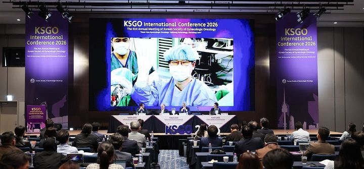 [서울=뉴시스] 27일 고려대학교 안암병원에 따르면 송재윤 교수는 지난 3일부터 4일까지 양일간 개최된 '대한부인종양학회 국제컨퍼런스 2026 (KSGO international conference 2026)'에서 자궁내막암 라이브서저리(수술 생중계)를 진행했다. (사진=고려대 안암병원 제공) 2026.04.27. photo@newsis.com *재판매 및 DB 금지