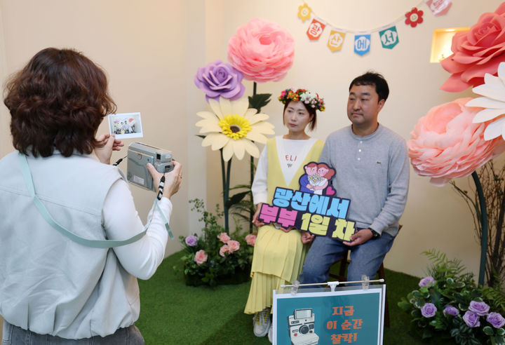 [광주=뉴시스] 광주 광산구가 구청 1층 민원봉사과에 조성한 '추억 한컷 포토존' 모습. (사진 = 광주 광산구 제공) 2026.04.27. photo@newsis.com *재판매 및 DB 금지