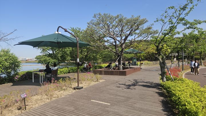 [이천=뉴시스] 이천시 설봉공원에 설치된 그늘막. (사진=이천시 제공) 2026.04.27. photo@newsis.com *재판매 및 DB 금지