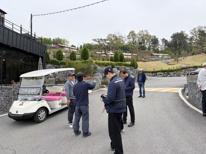 [이천=뉴시스] 이천시 공직자들이 호우에 대비해 야영장 현장 안전점검을 벌이고 있다. (사진=이천시 제공) 2026.04.27. photo@newsis.com *재판매 및 DB 금지