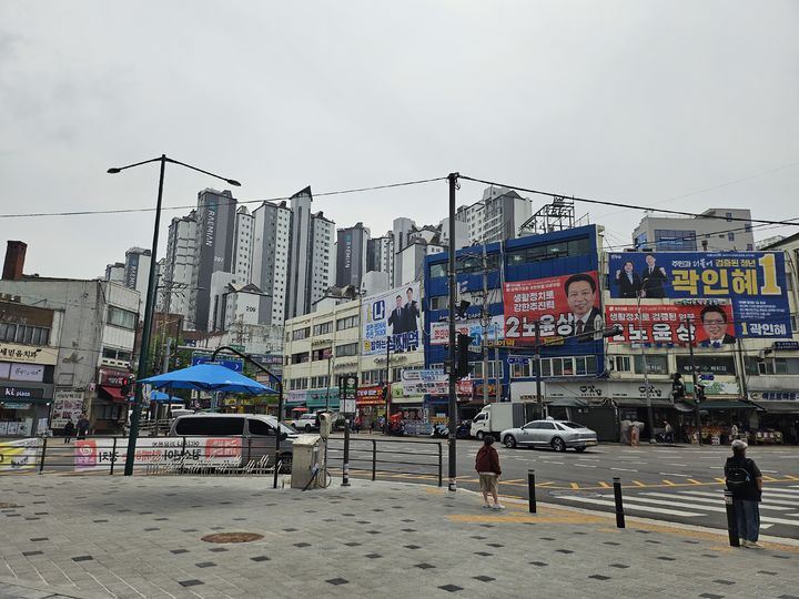 [서울=뉴시스] 김여림 인턴기자 = 단지 앞 사거리 일대는 노후 상가들이 밀집해 있는 모습이다. *재판매 및 DB 금지