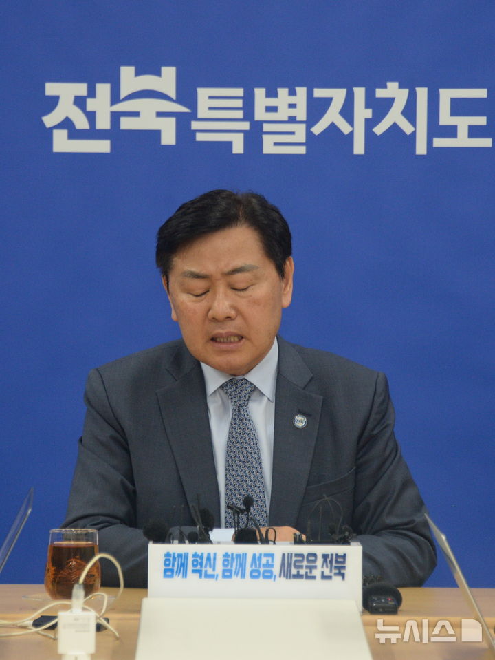 [전주=뉴시스] 김얼 기자 = 김관영 전북특별자치도지사가 27일 전북 전주시 전북특별자치도청 기자실에서 내란총합 2차 특검과 관련한 긴급 기자회견을 열고 질의에 답변하고 있다. 2026.04.27. pmkeul@newsis.com