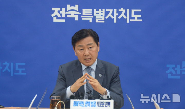 [전주=뉴시스] 김얼 기자 = 김관영 전북특별자치도지사가 27일 전북 전주시 전북특별자치도청 기자실에서 내란총합 2차 특검과 관련한 긴급 기자회견을 열고 질의에 답변하고 있다. 2026.04.27. pmkeul@newsis.com