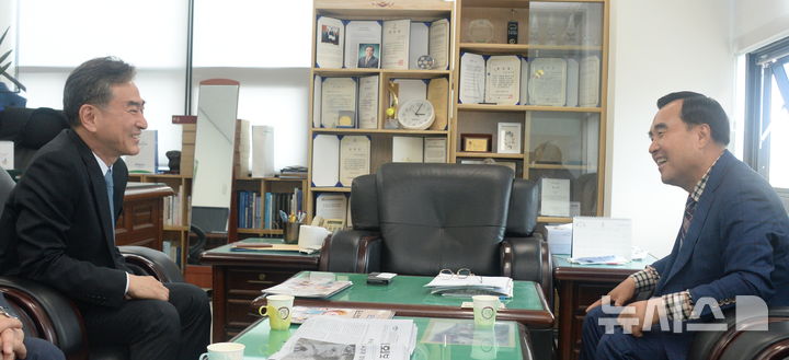 [전주=뉴시스] 김얼 기자 = 이재영(왼쪽) 전북경찰청장이 27일 전북 전주시 뉴시스 전북취재본부를 방문해 윤석일 본부장과 간담회를 갖고 있다. 2026.04.27. pmkeul@newsis.com