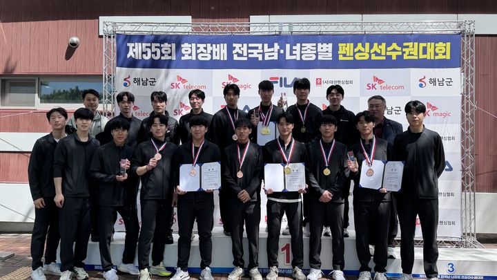 [대전=뉴시스] 대전대 남자펜싱팀 기념촬영. (사진=대전대 제공) 2026.04.27. photo@newsis.com *재판매 및 DB 금지