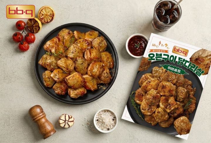 [서울=뉴시스] BBQ는 마켓컬리를 통해 간편식 제품 'BBQ 오븐구이 닭다리살'을 출시했다.(사진=제너시스BBQ 그룹) *재판매 및 DB 금지