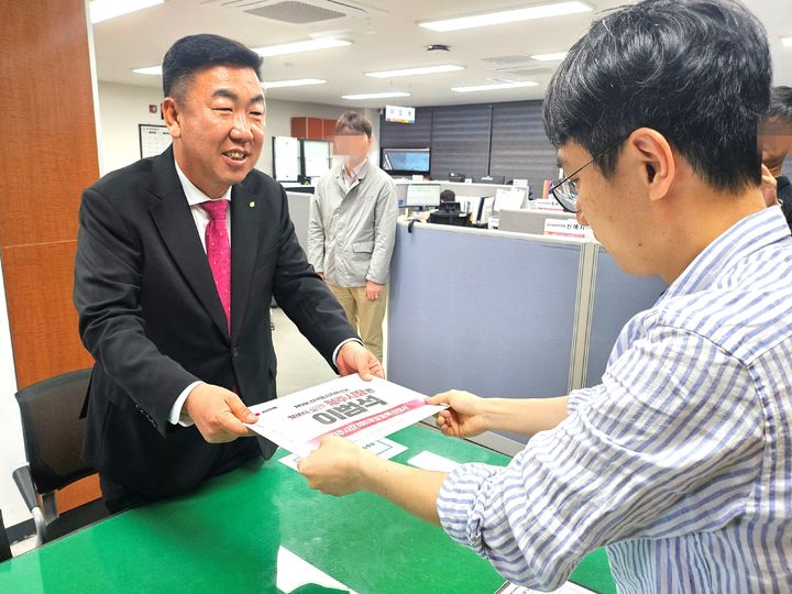 [청주=뉴시스] 국민의힘 이범석 청주시장(왼쪽)이 27일 청주상당구선거관리위원회에 예비후보 등록 신청서를 내고 있다. (사진=이범석 예비후보 선거사무소 제공) 2026.04.27. photo@newsis.com *재판매 및 DB 금지