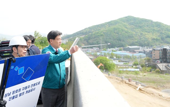 [경기광주=뉴시스] 방세환 경기광주시장이 22일 국도3호선 중대동 진입램프 구간을 찾아 공사현황을 점검하고 있다. (사진=경기광주시 제공) 22026.04.27. photo@newsis.com *재판매 및 DB 금지