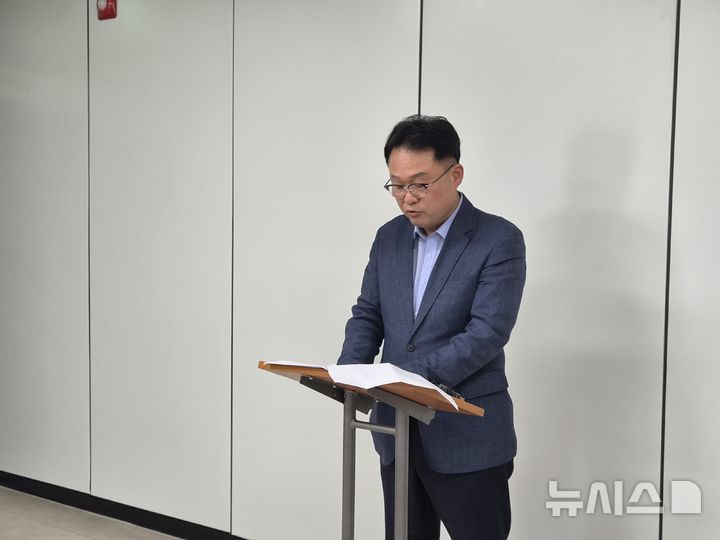 [증평=뉴시스] 연종석 더불어민주당 충북도당 위원장이 27일 군청 브리핑룸에서 기자회견을 열어 이재영 군수 예비후보에 대한 공직선거법 위반 의혹을 제기하고 있다. 2026.04.27. photo@newsis.com *재판매 및 DB 금지