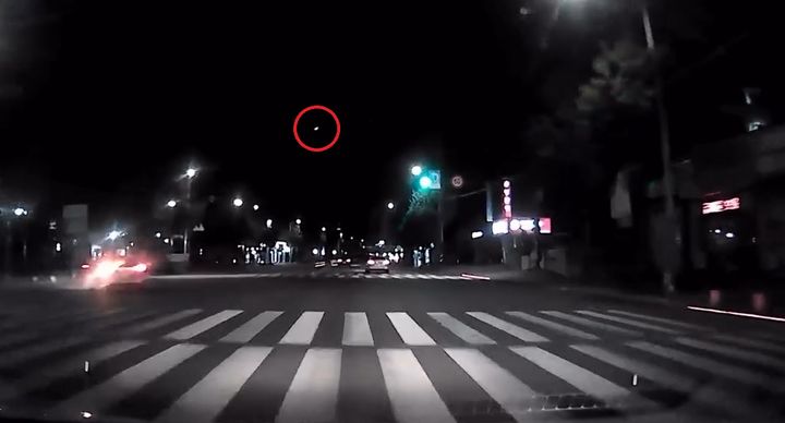 [서울=뉴시스] 지난 24일 소셜미디어(SNS)에는 서울, 안산, 인천, 양주 등 수도권 일대에서 별똥별로 추정되는 물체를 발견했다는 제보가 이어졌다. (사진='on21ast' X 계정 캡처)