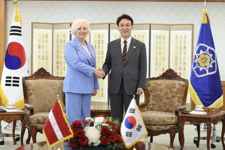 [서울=뉴시스]김민석(사진 오른쪽) 국무총리는 27일 오후 정부서울청사에서 다이가 미에리냐(Daiga Mierina) 라트비아 국회의장과 만나 양국간 협력 확대 방안을 논의했다. (사진=총리실 제공) photo@newsis.com *재판매 및 DB 금지