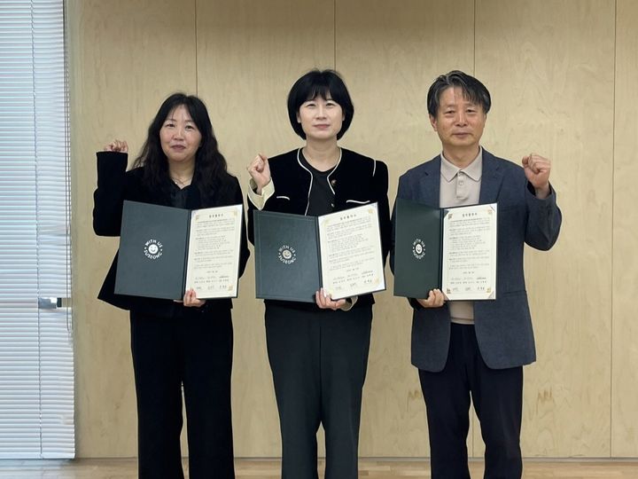 [대구=뉴시스] 수성구육아종합지원센터, 수성구 드림스타트센터, 함장종합사회복지관이 보육·양육 서비스 사각지대 해소를 위한 3자 업무협약을 체결했다. (사진 = 대구시 수성구 제공) 2026.04.27. photo@newsis.com *재판매 및 DB 금지