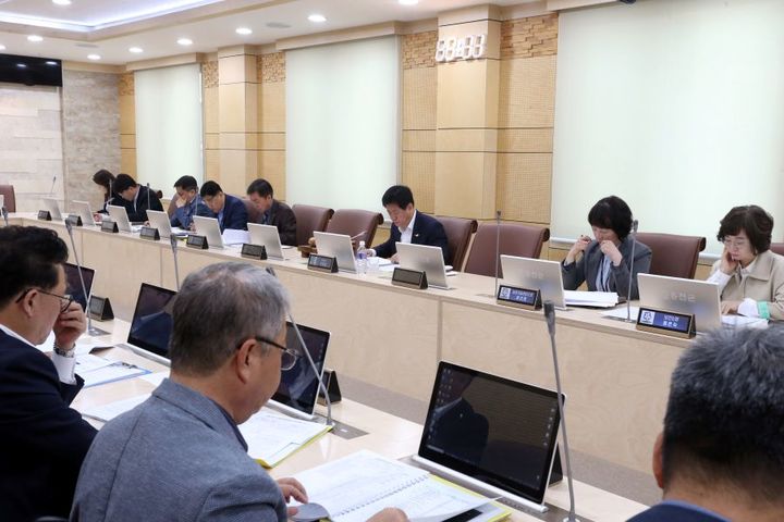 [홍천=뉴시스] 강원 홍천군은 27일 군청 행정 상황실에서 박광용 홍천군수 권한 대행 주재로 '내년 정부 예산 확보 추진 상황 보고회’를 개최하고, 주요 현안 사업의 예산 반영 전략을 집중적으로 점검했다 고 밝혔다. (사진=홍천군 제공) 2026.04.27. photo@newsis.com *재판매 및 DB 금지