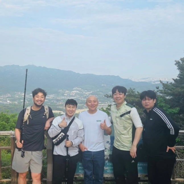 [서울=뉴시스]주호민(가운데)(사진=SNS 캡처) 2026.04.27. photo@newsis.com *재판매 및 DB 금지