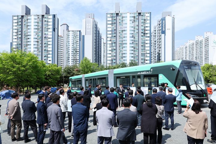 [대전=뉴시스]이달 시험 운행을 앞두고 27일 3칸 굴절차량 차고지 예정지인 건양대학교병원 주차장에서 '3칸 굴절차량'의 안정적인 운행을 위해 유관부서 합동점검을 벌이고 있다. 2026. 04. 27 photo@newsis.com *재판매 및 DB 금지