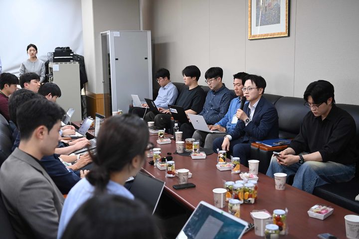 [세종=뉴시스] 김정관 산업통상부 장관이 27일 오후 정부세종청사에서 기자간담회를 갖고 발언하고 있다. (사진=산업부 제공) 2026.04.27. photo@newsis.com *재판매 및 DB 금지