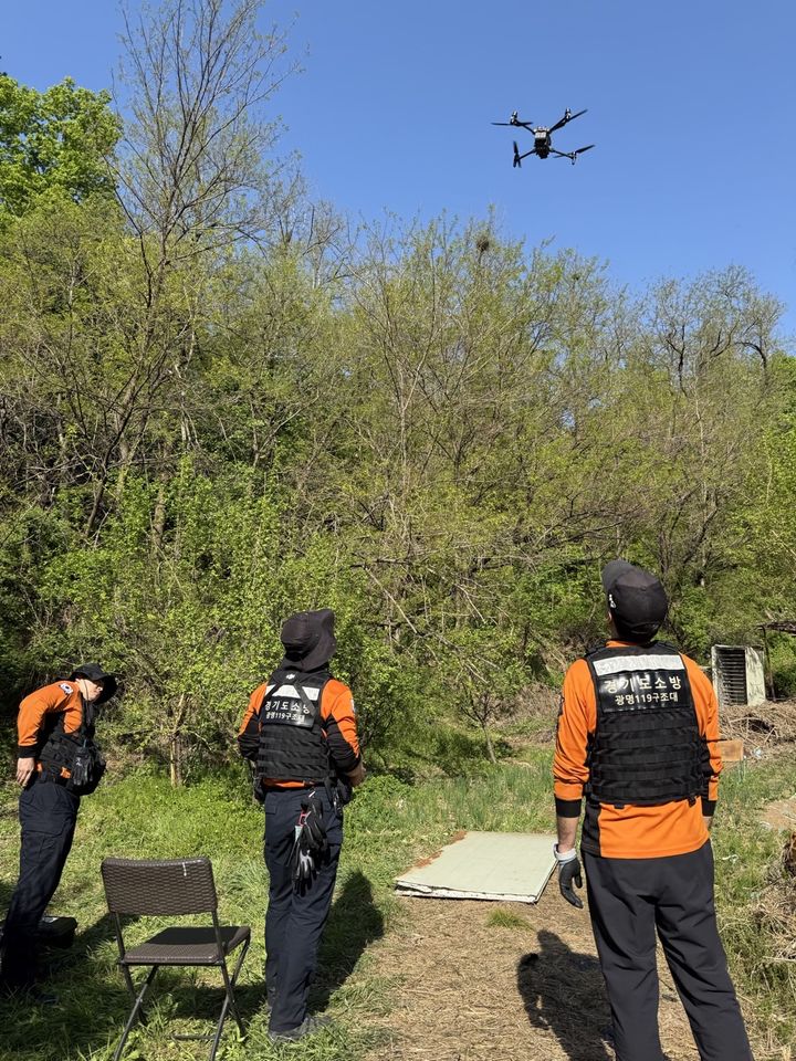 [광명=뉴시스] 경기 광명시 옥길동 사슴농장에서 탈출한 사슴 7마리에 대해 시와 소방당국이 엿새째 수색 작업을 이어가고 있다. (사진=경기도소방재난본부 제공) 2026.4.27. photo@newsis.com *재판매 및 DB 금지
