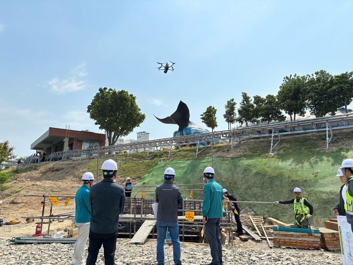 [울산=뉴시스] 울산 남구청 관계자들이 중대재해 예방을 위해 27일 장생포 고래문화특구 일대 주요 사업 현장에서 안전점검을 진행하고 있다. (사진=울산 남구 제공) 2026.04.27. photo@newsis.com *재판매 및 DB 금지