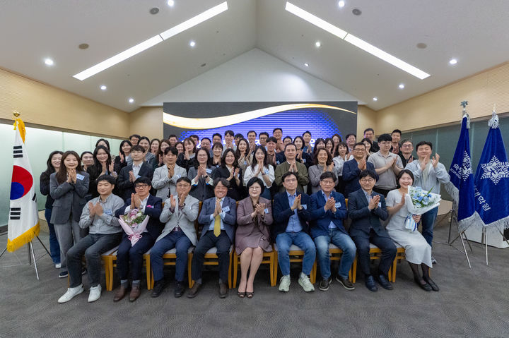 [서울=뉴시스] 지난 25일 열린 숙명여대 경영전문대학원 '인사노동 박사과정(DBA) 제1기 입학식'에서 참가자들이 기념 사진을 촬영하고 있다. (사진=숙명여대 제공) 2026.04.27. photo@newsis.com *재판매 및 DB 금지