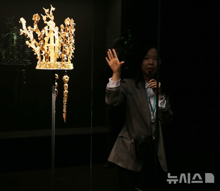 [청주=뉴시스] 서주영 기자 = 27일 국립청주박물관 특별전시실(청명관)에서 학예연구사가 서봉총 금관에 대해 설명하고 있다. 2026.04.27. juyeong@newsis.com