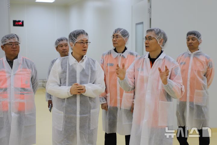 [인천=뉴시스] 임원섭 인천소방본부장(오른쪽 두번째)이 27일 인천 연수구 송도동 롯데바이오로직스 건설현장에서 화재안전관리 실태 점검을 위한 현장지도를 하고 있다. (사진=인천소방본부 제공) 2026.04.27. photo@newsis.com