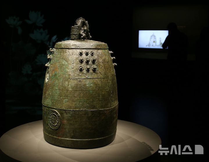 [청주=뉴시스] 서주영 기자 = 27일 국립청주박물관 특별전시실(청명관)에 전시된 운천동 동종. 2026.04.27. juyeong@newsis.com