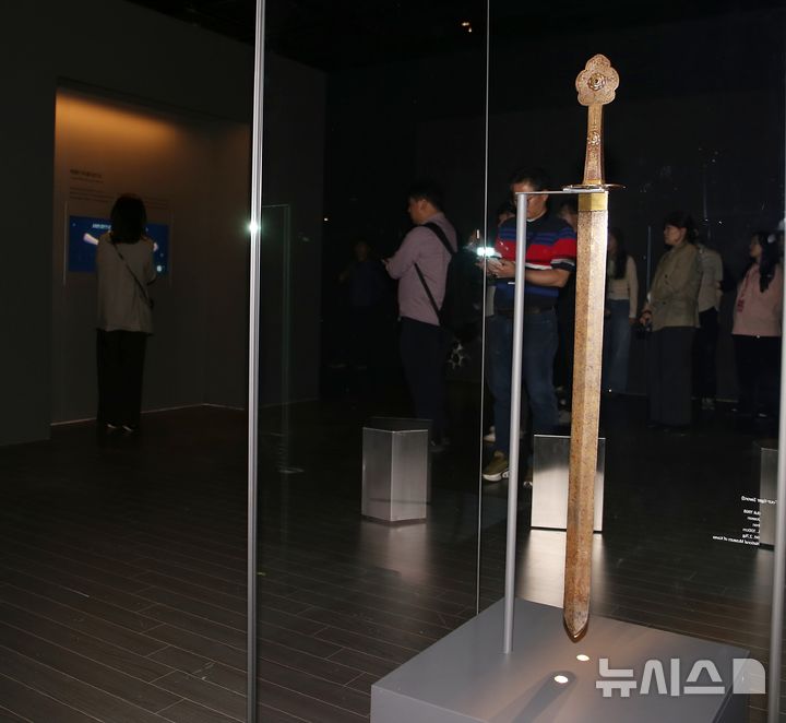 [청주=뉴시스] 서주영 기자 = 27일 국립청주박물관 특별전시실(청명관)에 전시된 사인검. 2026.04.27. juyeong@newsis.com