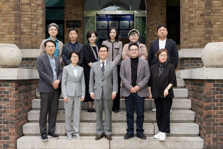 이범헌(아래 가운데) 신임 한국문화예술위원장과 9기 예술위원들. (사진=예술위 제공) *재판매 및 DB 금지